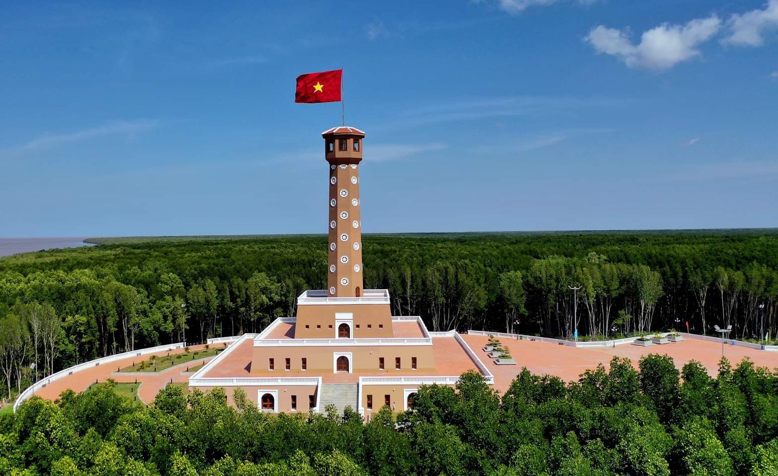 Khánh thành biểu tượng Cột cờ Hà Nội tại Đất Mũi Cà Mau