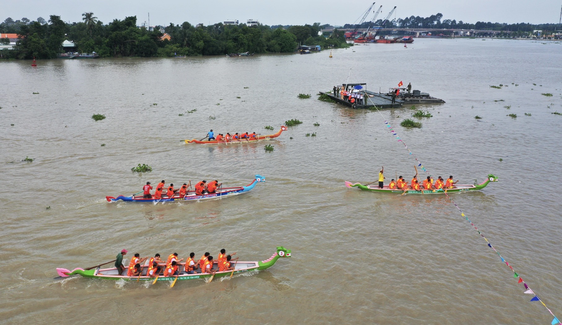 Thuyền đua trên sông Sài Gòn