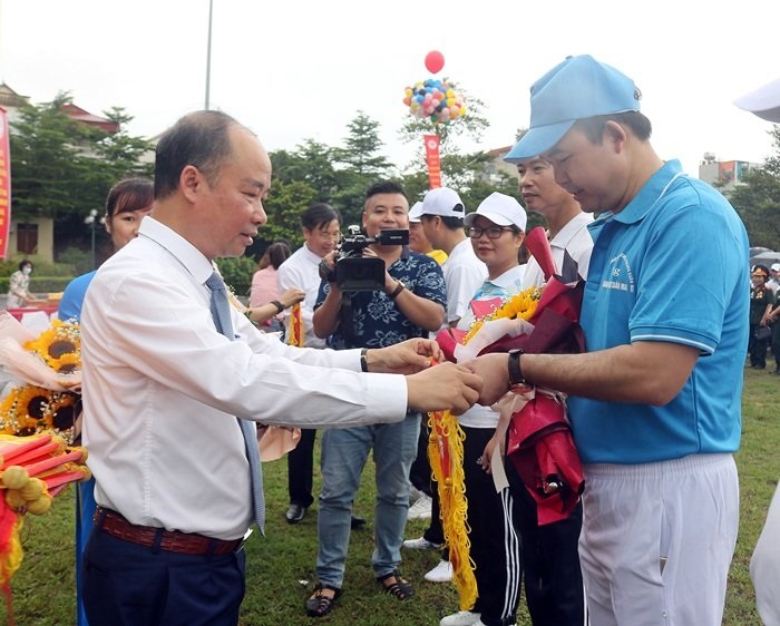 Chủ tịch UBND huyện Chương Mỹ Nguyễn Đình Hoa trao thưởng cho các đoàn có thành tích tại Đại hội 