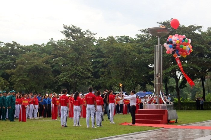 Bí thư  Nguyễn Văn Thắng nhận đuốc từ VĐV, thắp lên đài lửa tại Đại hội TDTT  huyện Chương Mỹ.