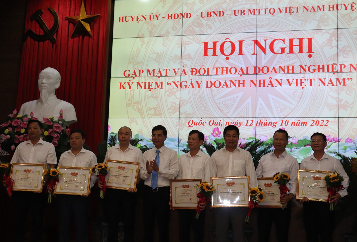 Huyện Quốc Oai khen thưởng cho các DN tiêu biểu trên địa hàn huyện.