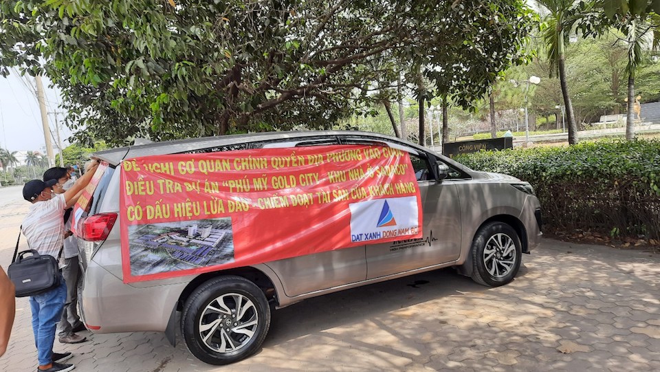 Khách hàng mua đất nền dự án Phú Mỹ Gold City kéo đến trụ sở Đất Xanh Đông Nam Bộ ở TP Biên Hoà, tỉnh Đồng Nai căng băng rôn đòi lại quyền lợi