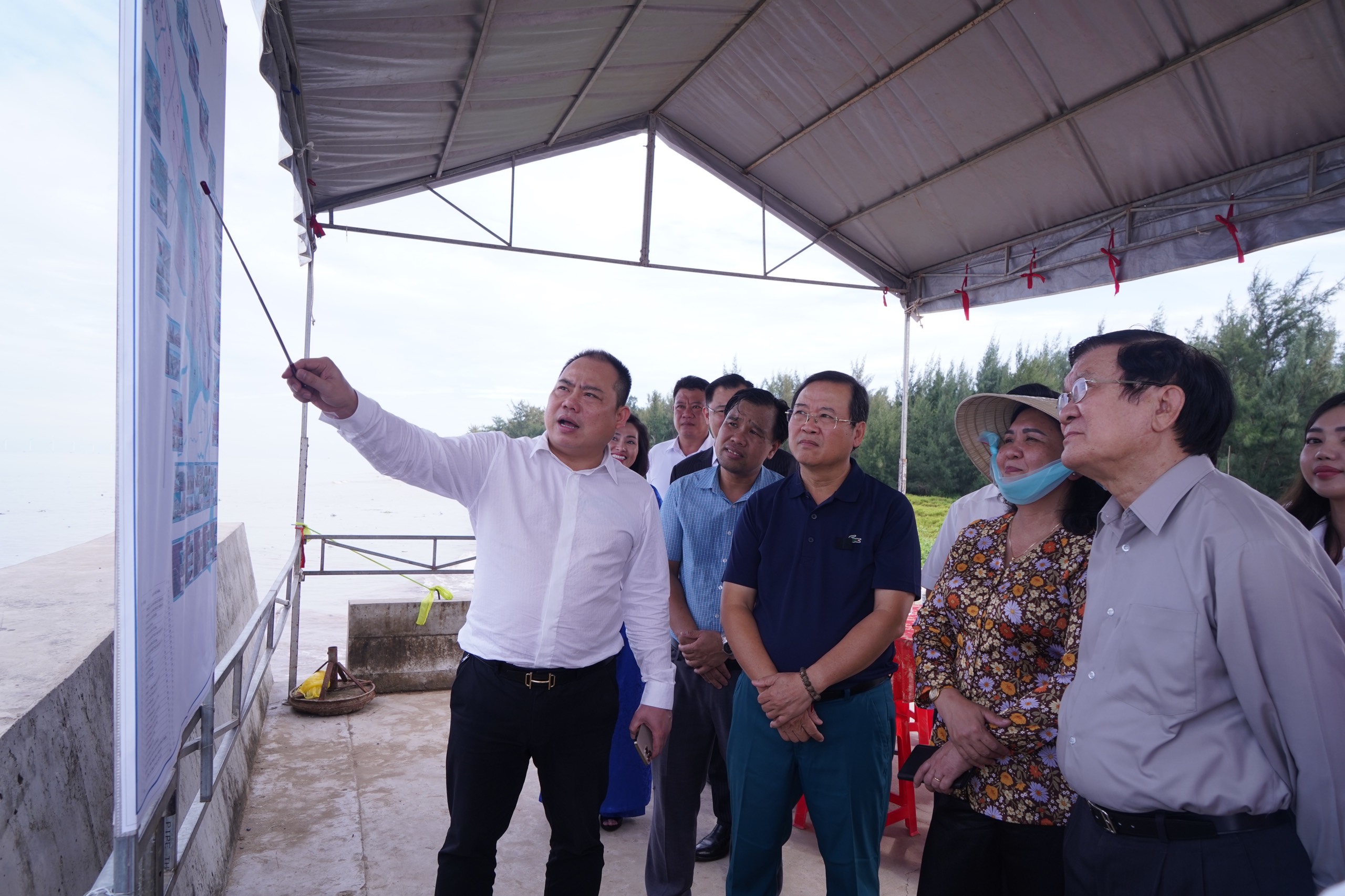 Nguyên Chủ tịch nước Trương Tấn Sang và lãnh đạo Tỉnh ủy, UBND tỉnh Bến Tre đến thăm và cho ý kiến chỉ đạo về dự án tại xã Thừa Đức, huyện Bình Đại, tỉnh Bến Tre.