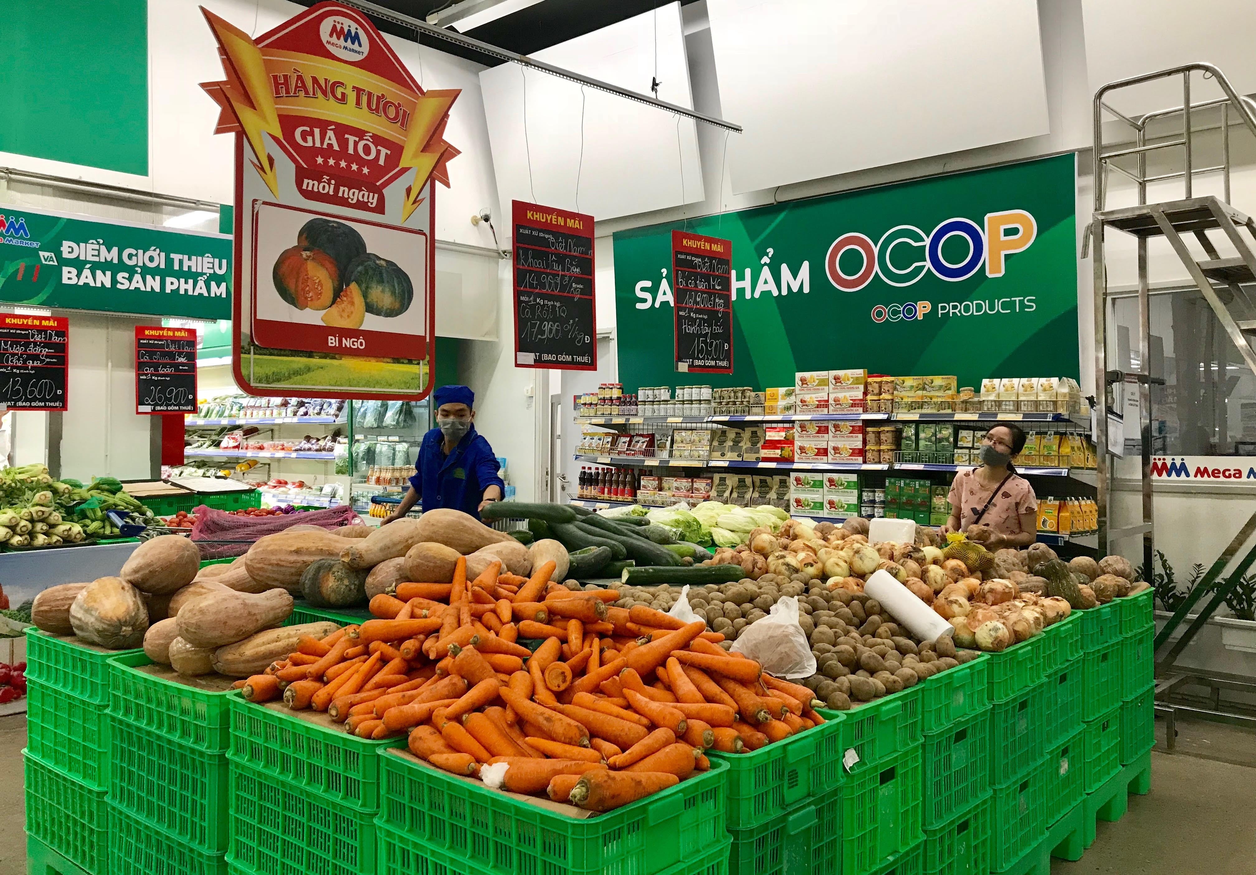 MM Mega Market áp dụng chương trình giảm giá ngành hàng thực phẩm  và phi thực phẩm với mức giảm lên đến 80%. Ảnh: Ánh Ngọc