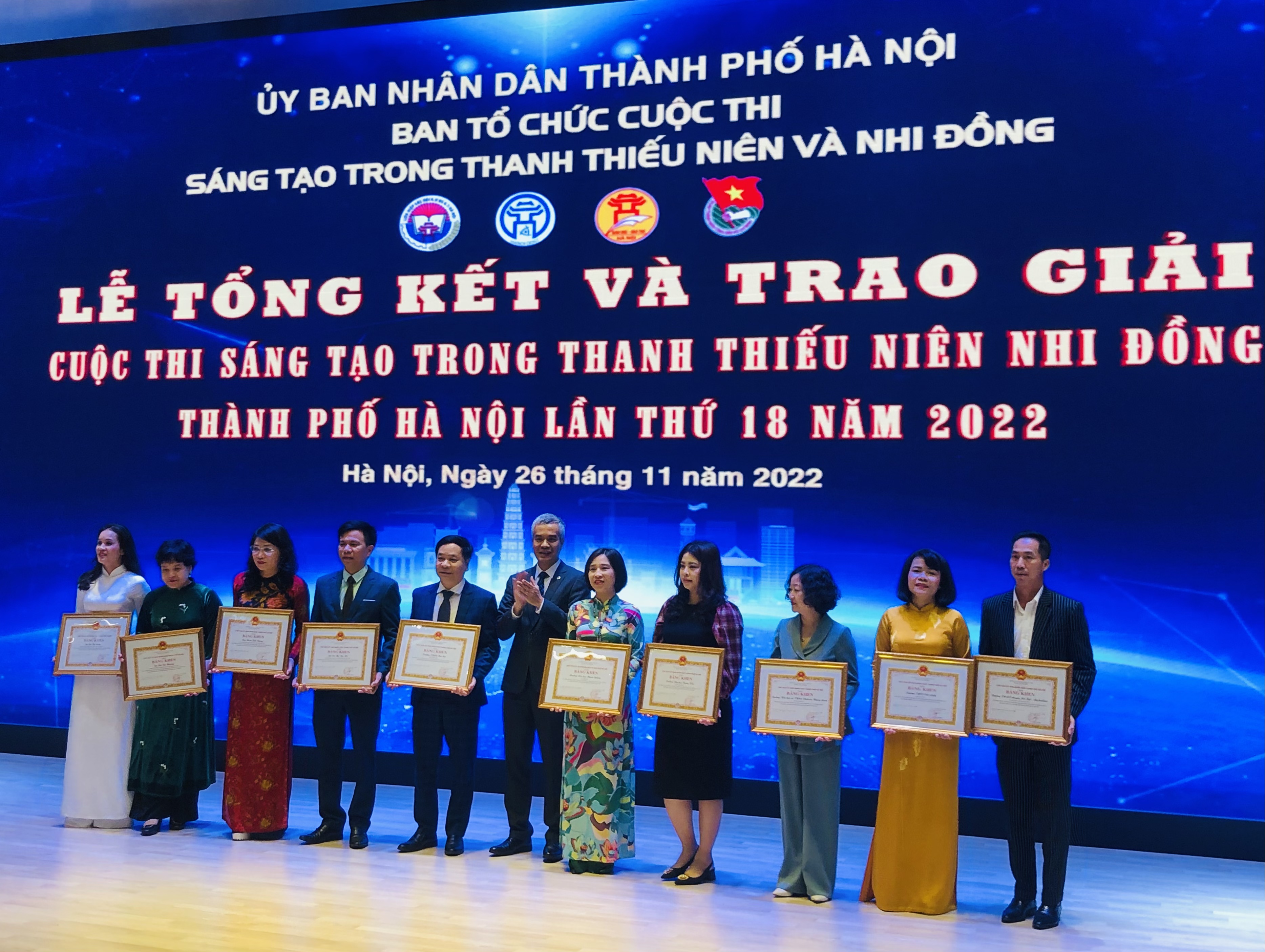 Nhân dịp này, UBND TP Hà Nội đã tặng Bằng khen cho 10 đơn vị có thành tích xuất sắc