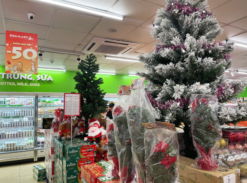 Cây thông Noel, phụ kiện trang trí Giáng Sinh giảm giá sâu trong siêu thị 