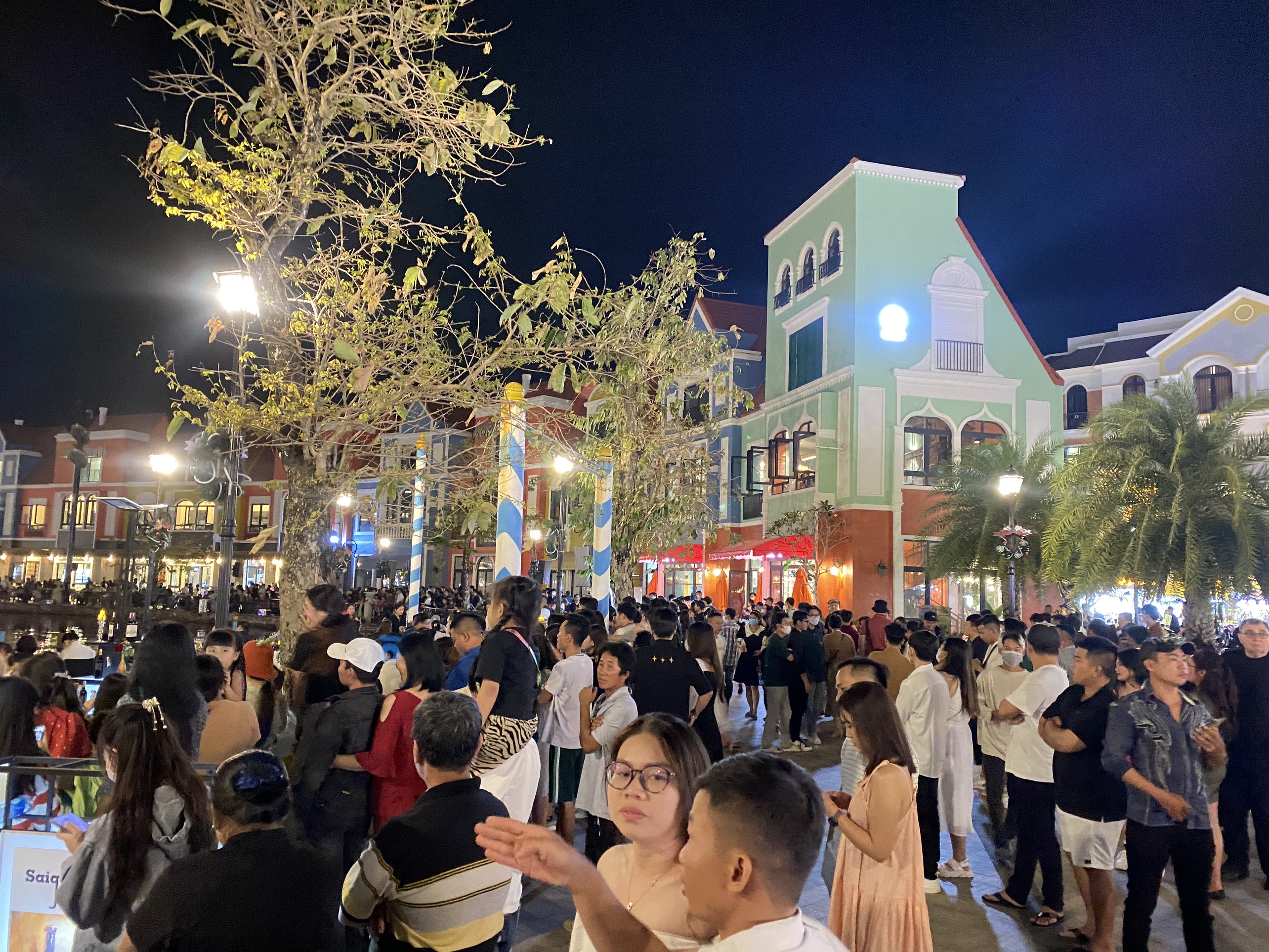 Hàng ngàn người tập trung xem biểu diễn nghệ thuật tại ''thành phố không ngủ'' Grand world. Ảnh Hữu Tuấn