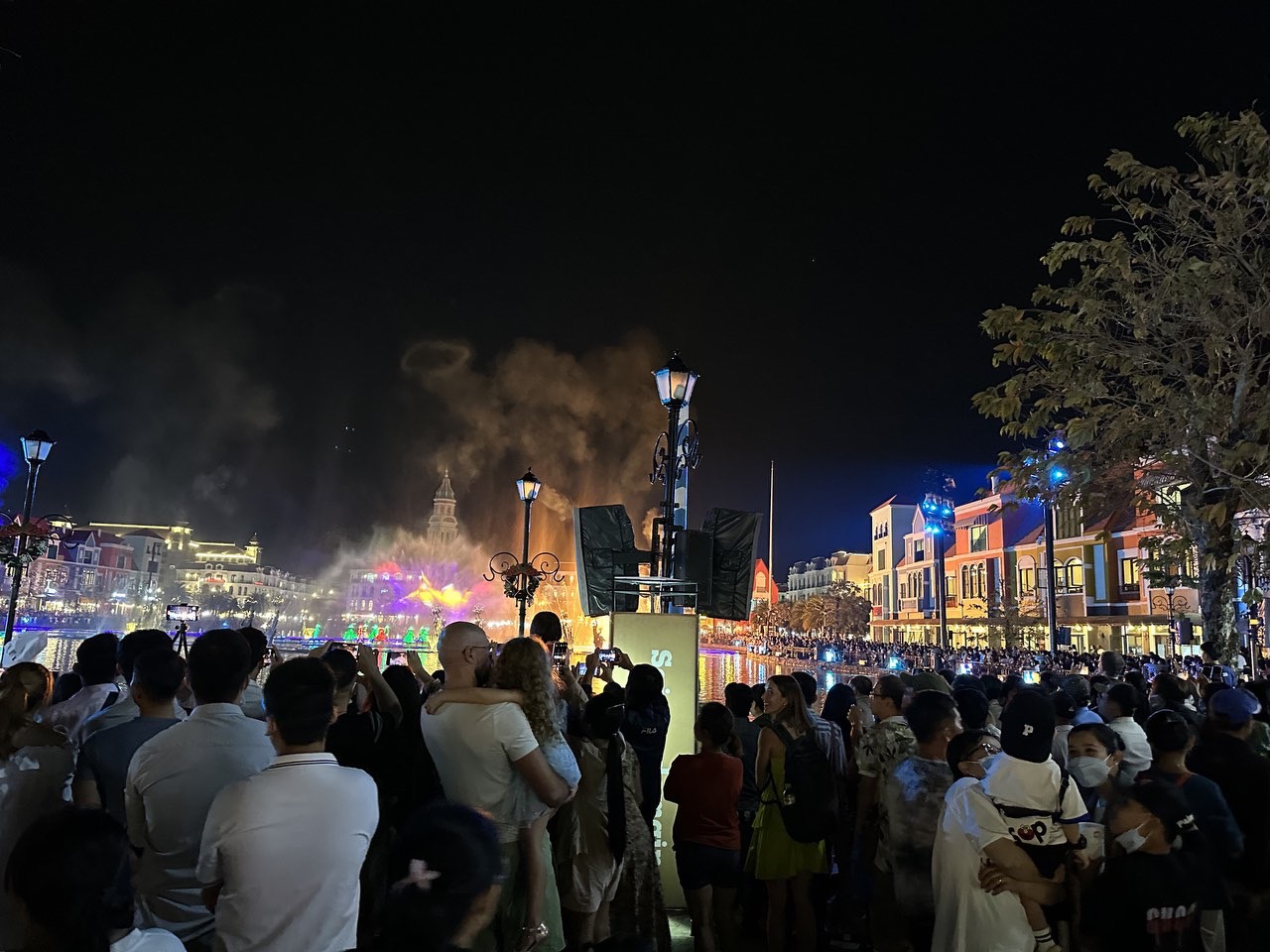 Xung quanh Hồ Tình yêu tập trung rất đông người dân và du khách đợi khoảnh khắc bắn pháo hoa chào mừng năm mới. Ảnh Hữu Tuấn