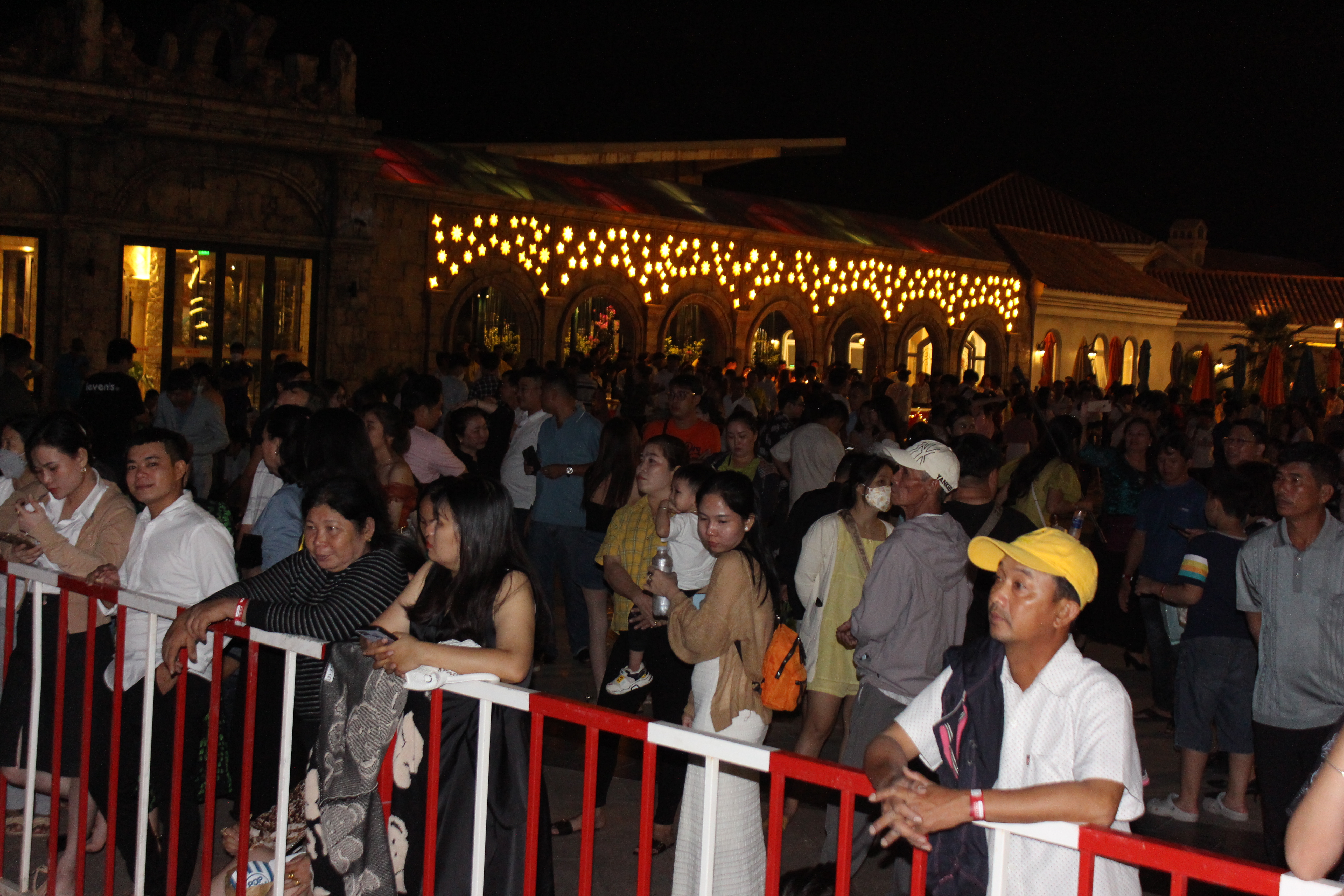 Hàng ngàn người đợi xem chương trình Happy New Year Countdown 2023 tại thị trấn Hoàng Hôn. Ảnh: Hữu Tuấn