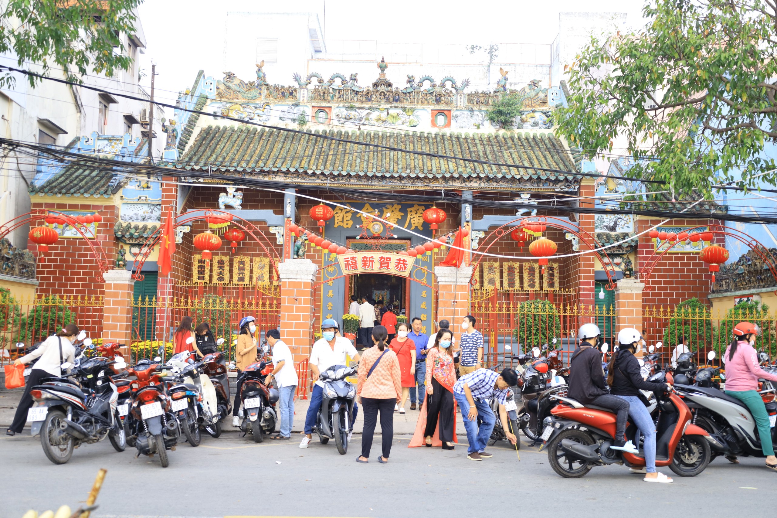 Từ sáng sớm, tại chùa Ông (tại Bến Ninh Kiều, TP Cần Thơ) đã tấp nập người dân đến lễ chùa đầu năm.