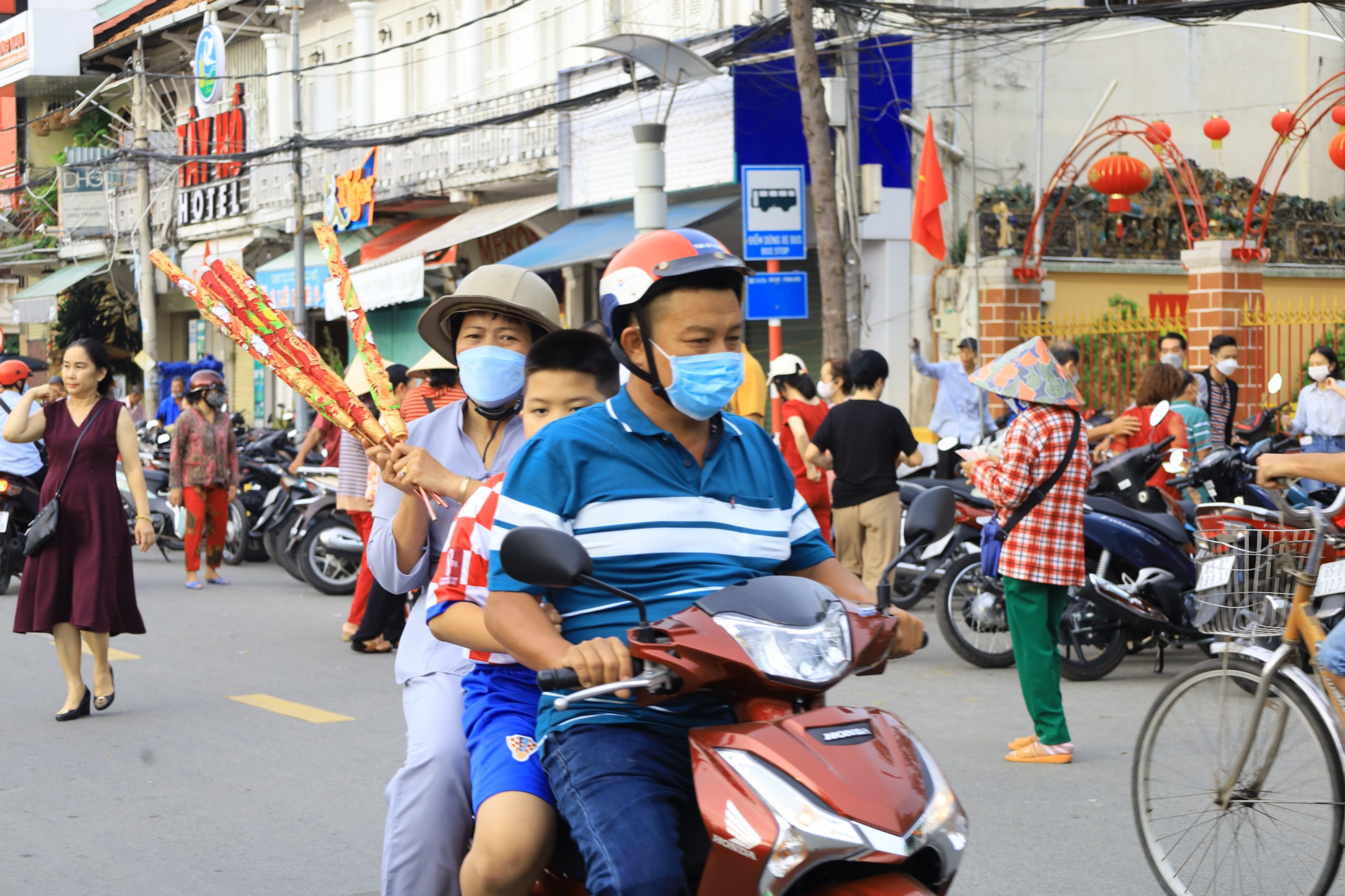 Trong tâm thức của người Việt Nam từ bao đời nay, Tết không chỉ mang ý nghĩa tạm biệt năm cũ, chào đón năm mới mà còn mang đậm tính tâm linh, tín ngưỡng. Ngoài phong tục thờ cúng tổ tiên, người dân thường đi lễ chùa để cầu may mắn, bình an cho gia đình với mong muốn những điều tốt đẹp nhất trong năm mới.