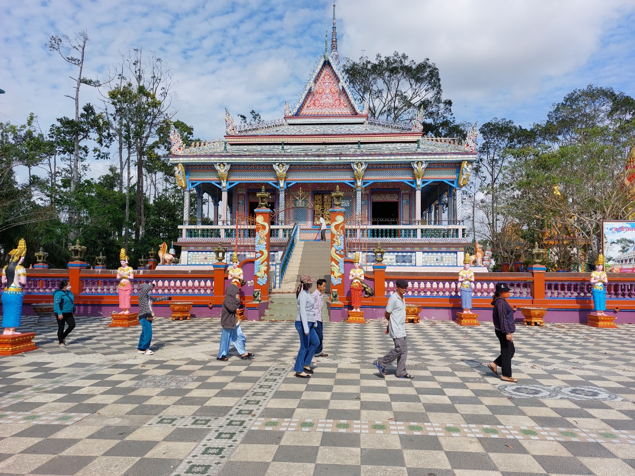 Hoa văn trang tr&iacute; lạ mắt từ ch&eacute;n, dĩa kiểu