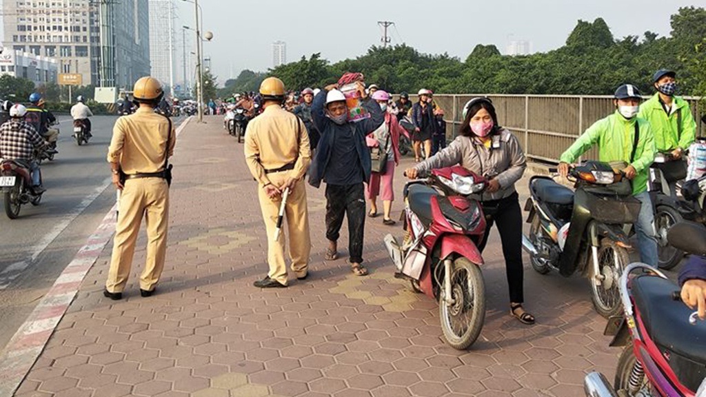 Dắt xe máy qua chốt cảnh sát giao thông kiểm tra có vi phạm Luật Giao thông  đường bộ