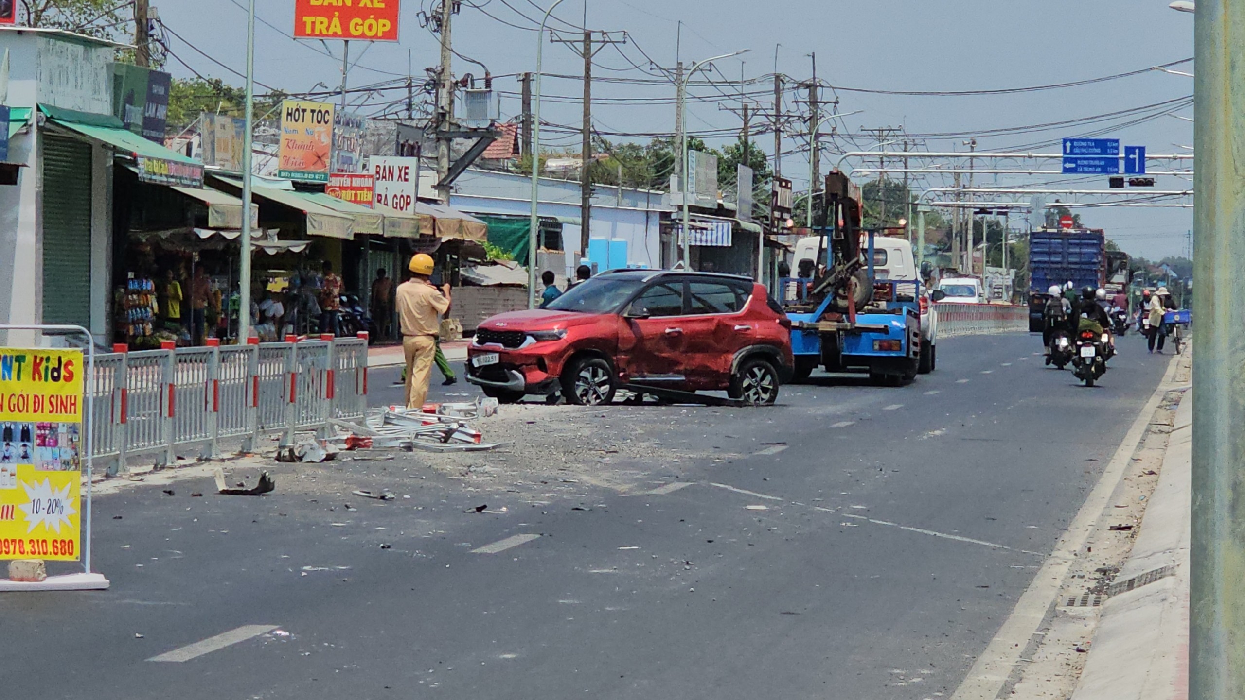 Tai nạn giao thông mới nhất 7/4/2024: xe tải nổ lốp gây tai nạn liên hoàn