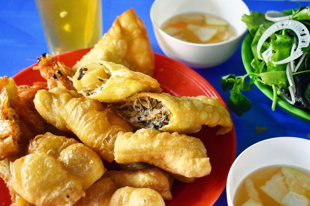 Bánh gối Hà Nội - món ăn đường phố thu hút thực khách gần xa