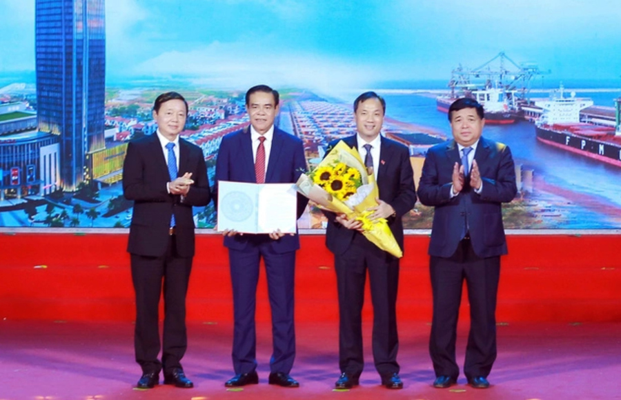 Phó Thủ tướng Trần Hồng Hà trao Quyết định Quy hoạch cho tỉnh Hà Tĩnh. Ảnh: TTXVN