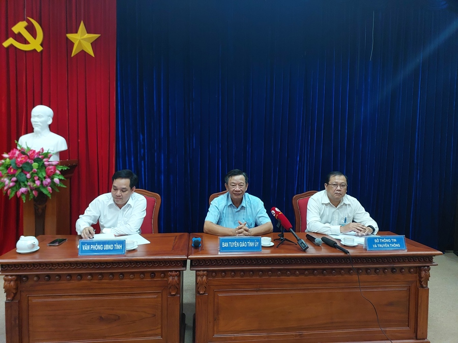 Ông Hồ Trung Việt, Trưởng Ban Tuyên giáo Tỉnh ủy Cà Mau (ngồi giữa) đang chủ trì buổi họp báo chiều  29/5