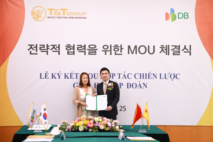 Phó Chủ tịch DB Group Kim Ju Won và Phó Chủ tịch T&T Group Đỗ Vinh Quang trao đổi thỏa thuận hợp tác chiến lược giữa 2 tập đoàn.