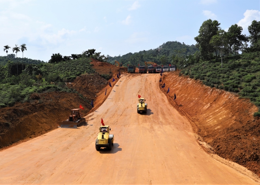 Máy móc triển khai thi công dự án. Ảnh: Báo Hà Giang