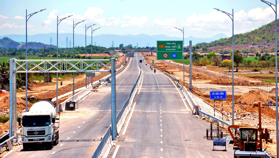 Cao tốc Vĩnh Hảo - Phan Thiết là một trong chín tuyến đường cao tốc được Bộ GTVT đề xuất thí điểm thu phí. Ảnh: Đức Trong.