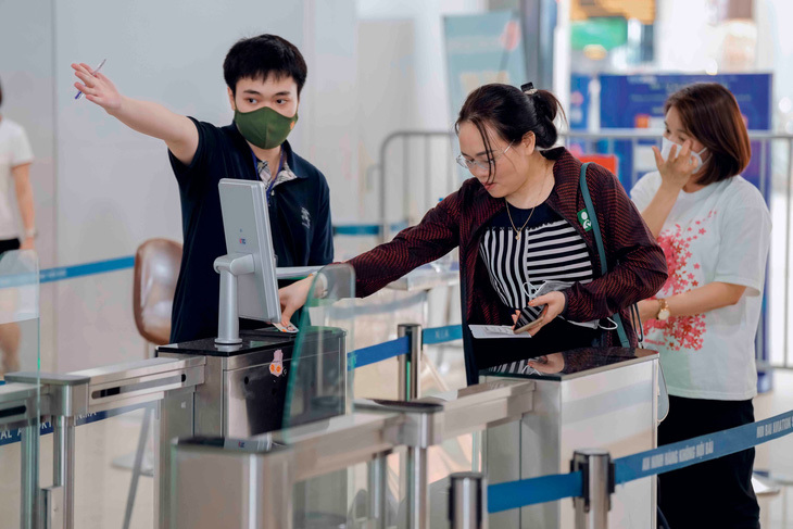 Hiện nay một số sân bay đang xác thực nhân thân hành khách bằng căn cước công dân gắn chip - Ảnh: NIA