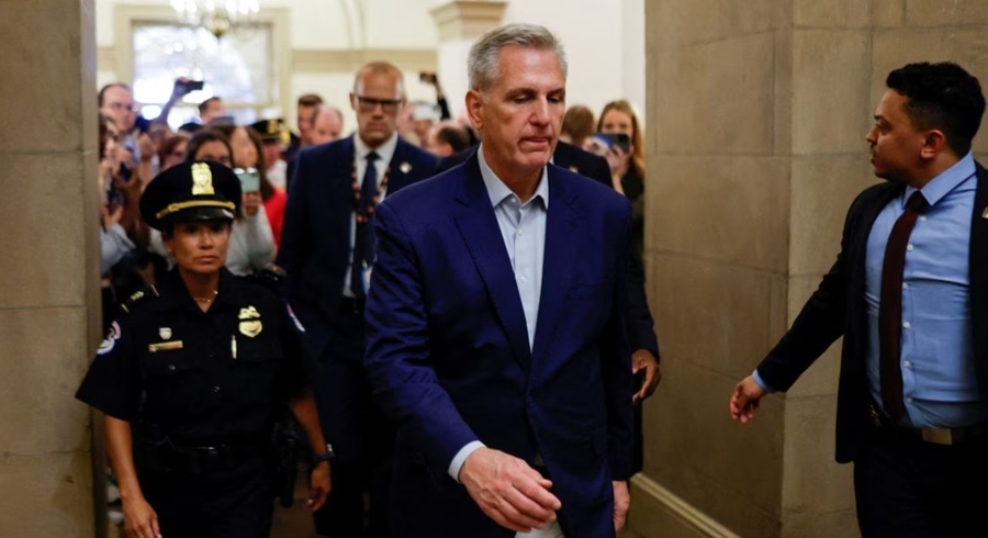Chủ tịch Hạ viện Kevin McCarthy bị báo giới săn đuổi khi ông đến Tòa nhà Quốc hội Mỹ giữa các cuộc đàm phán trần nợ công, ngày 26/5. Ảnh: REUTERS