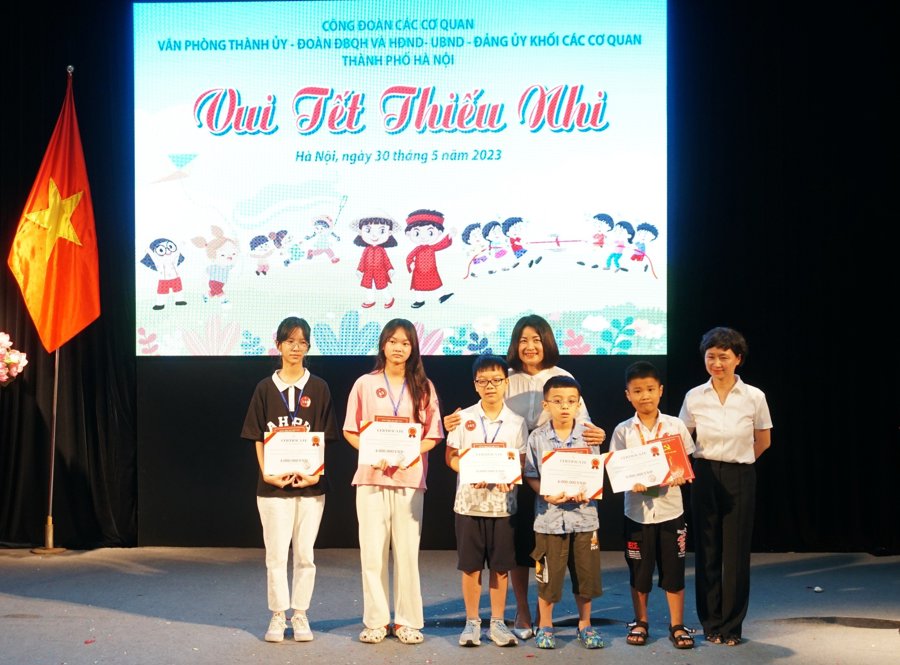 Phó Bí thư Đảng ủy Khối các cơ quan TP Hà Nội Phạm Thị Nguyên Hạnh trao phần quà cho các cháu thiếu niên, nhi đồng. 