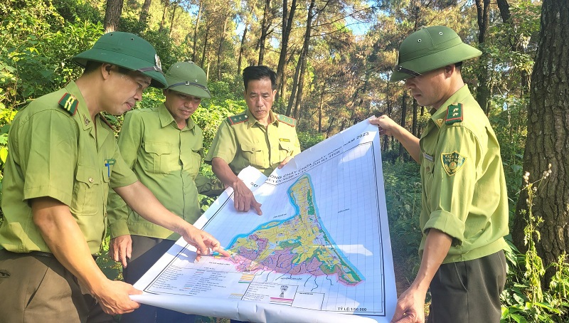 Lực lượng kiểm lâm tỉnh Hà Tĩnh kiểm tra, theo dõi bản đồ khu vực rừng trọng điểm, dễ cháy