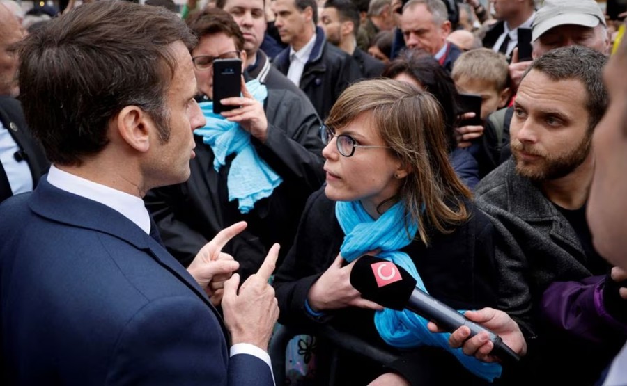 Tổng thống Pháp Emmanuel Macron đối mặt với đám đông phản đối cải cách hưu trí, tại Sélestat, Alsace, ngày 19/4/2023. Ảnh: AFP
