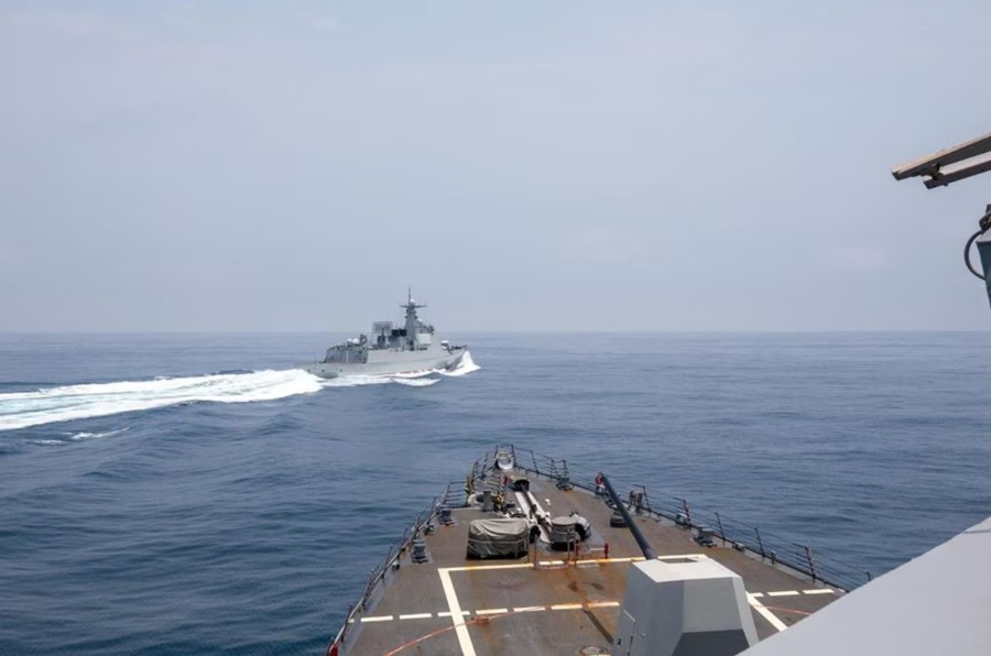 Tàu chiến Luyang III của Trung Quốc đi gần tàu khu trục USS Chung-Hoon của Mỹ ở eo biển Đài Loan, ngày 3/6/2023. Nguồn: Hải quân Hoa Kỳ