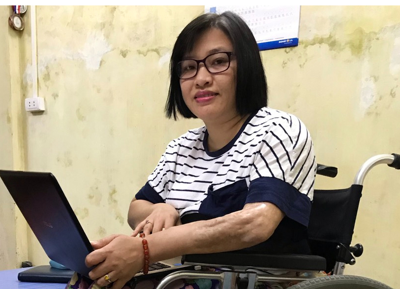 Dù phải ngồi trên xe lăn, nhưng chị chị Lê Thị Hà đã tham gia nhiều công việc để nuôi sống bản thân và hỗ trợ nhiều người đồng cảnh vượt lên khó khăn. Ảnh: Bích Hời