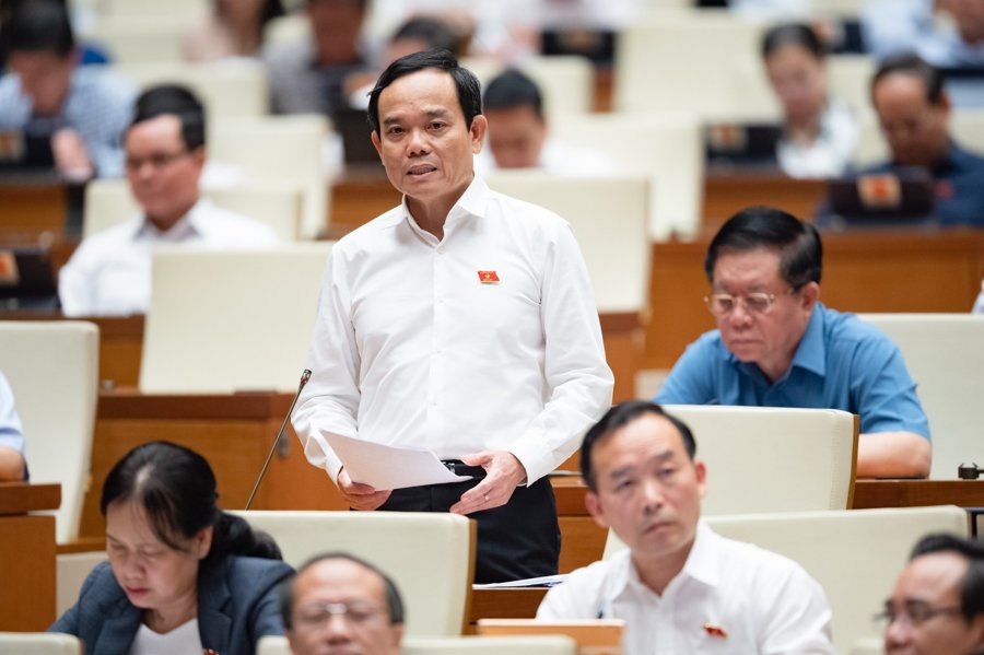 Phó Thủ tướng Chỉnh phủ Trần Lưu Quang phát biểu tại phiên chất vấn và trả lời chất vấn sáng 7/6.