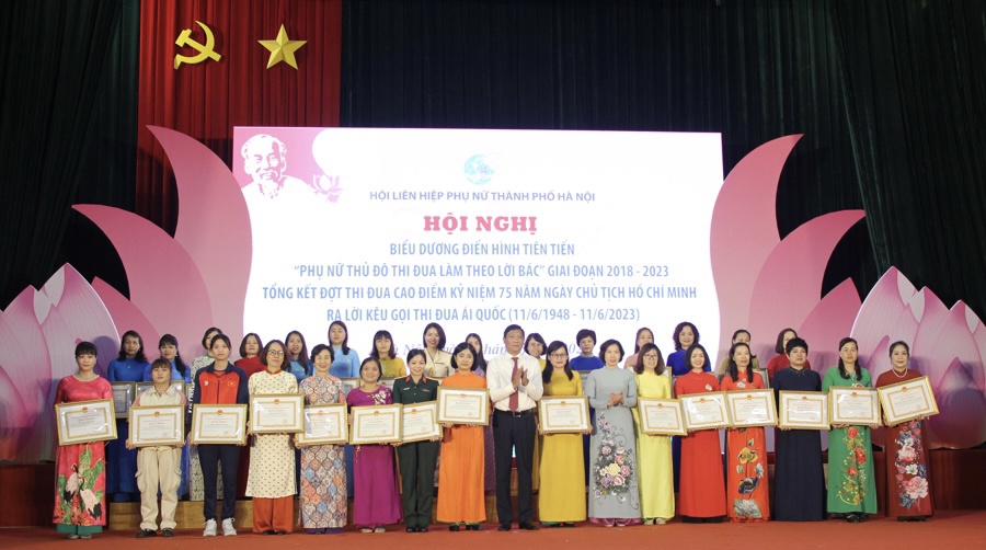 Các tập thể, cá nhân nhận khen thưởng của TP Hà Nội có thành tích xuất sắc trong phong trao thi đua. 
