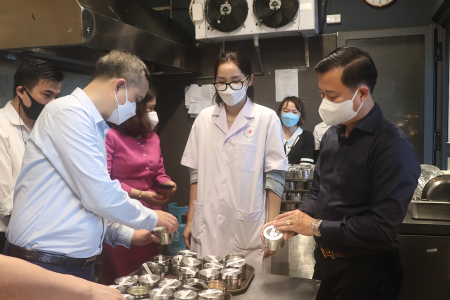 Chi Cục trưởng Chi cục ATVSTP Hà Nội Đặng Thanh Phong kiểm tra việc lưu mẫu thức ăn tại nhà hàng Maison Sen (Thanh Xuân). Ảnh: Trần Thảo