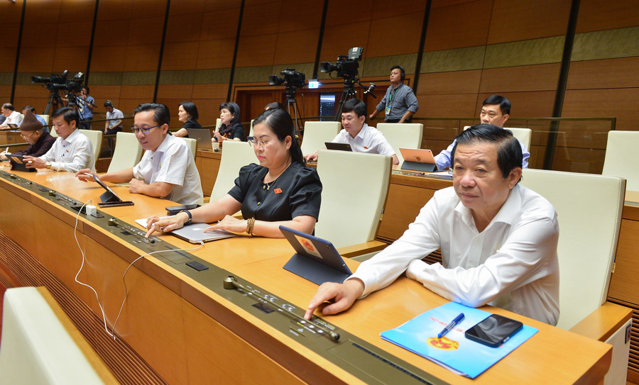 Các đại biểu Quốc hội bấm nút biểu quyết Nghị quyết về Chương trình giám sát của Quốc hội năm 2024.