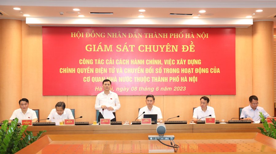 Phó Chủ tịch HĐND Thành phố Hà Nội Phạm Quí Tiên chủ trì cuộc làm việc của Đoàn giám sát với UBND thành phố.