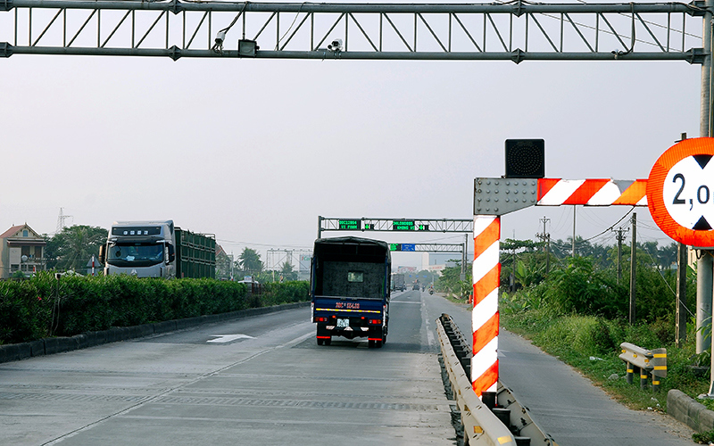 Trạm cân tải trọng phương tiện cố định tự động do JICA tài trợ trên quốc lộ 5. Ảnh minh họa.