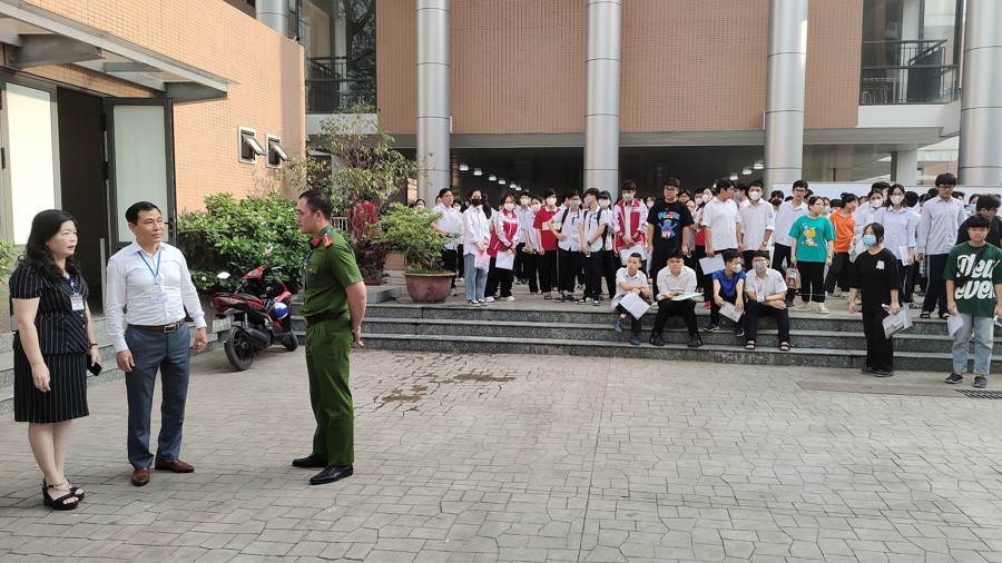  Trưởng phòng GD và ĐT quận Hoàng Mai Phạm Đàm Thục Hạnh đã kiểm tra điểm thị THCS Tân Mai. Ảnh AT