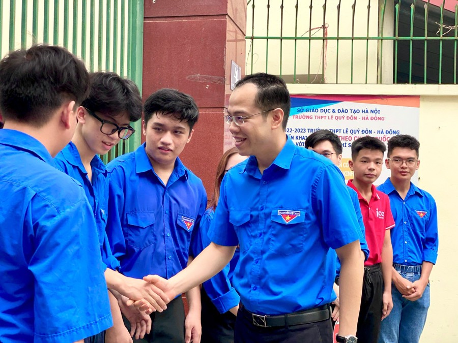 Phó Bí thư Thành đoàn Hà Nội Nguyễn Tiến Hưng thăm, động viên đội hình tiếp sức mùa thi quận Hà Đông.