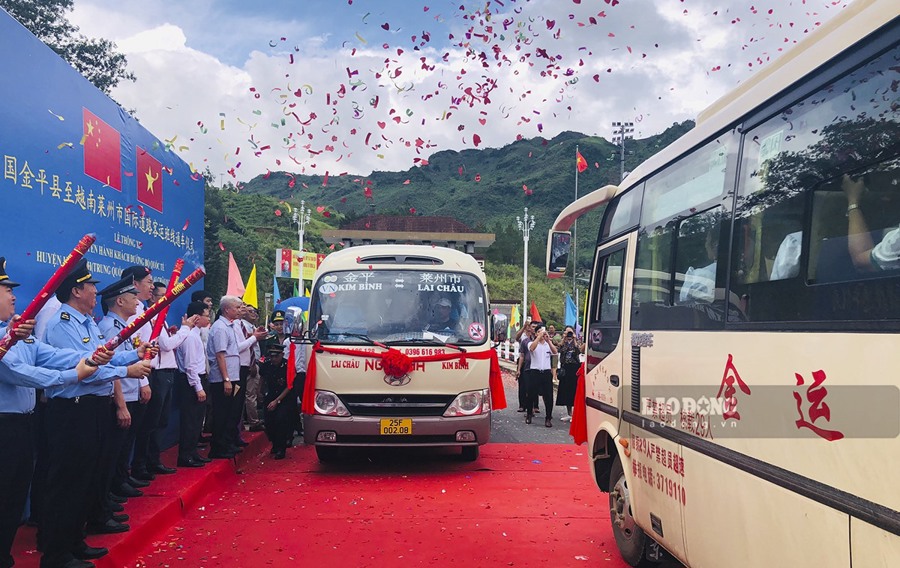 Lễ thông xe tuyến vận tải hành khách quốc tế từ TP Lai Châu (Việt Nam) đi huyện Kim Bình, tỉnh Vân Nam (Trung Quốc). Ảnh: Đức Duẩn