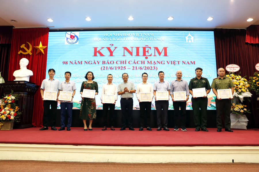 Đại diện 9 cơ quan báo chí Hà Nội nhận khen thưởng tại Lễ kỷ niệm.