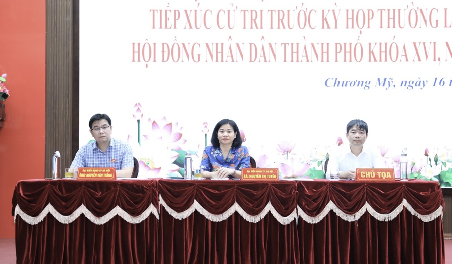 Phó Bí thư Thường trực Thành uỷ Nguyễn Thị Tuyến và các đại biểu HĐND thành phố dự hội nghị tiếp xúc cử tri huyện Chương Mỹ.