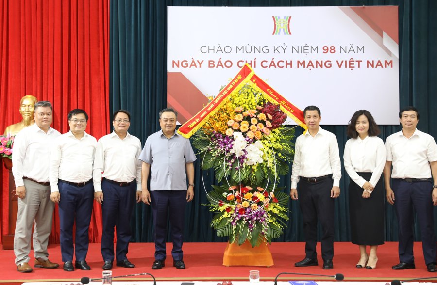 Chủ tịch UBND TP Hà Nội Trần Sỹ Thanh thăm, chúc mừng tập thể ban lãnh đạo, phóng viên, biên tập viên, người lao động Đài Phát thanh và truyền hình Hà Nội.