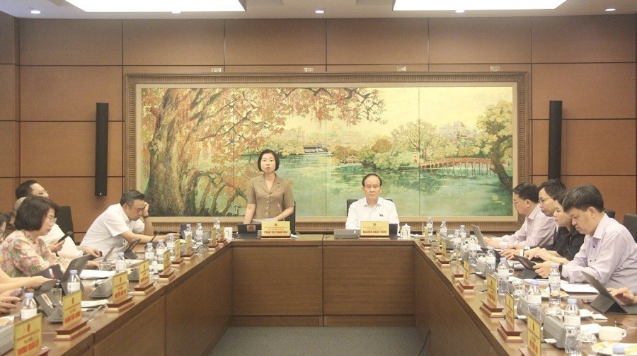 Các đại biểu Quốc hội Đoàn TP Hà Nội thảo luận tại tổ ngày 20/6