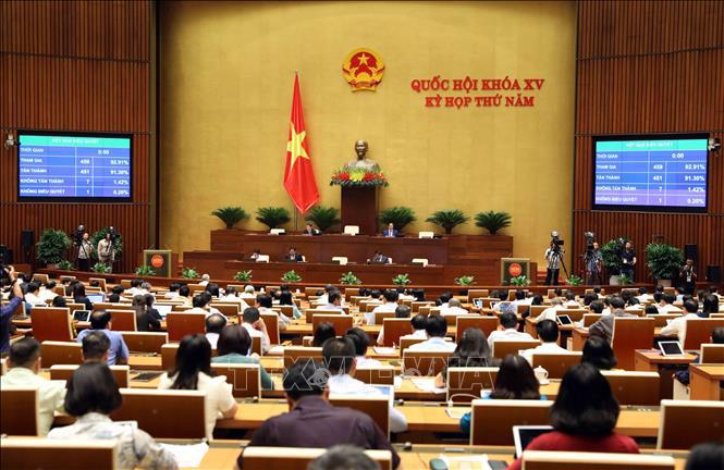 Quốc hội biểu quyết thông qua Nghị quyết về Chương trình giám sát của Quốc hội năm 2024. Ảnh: TTXVN