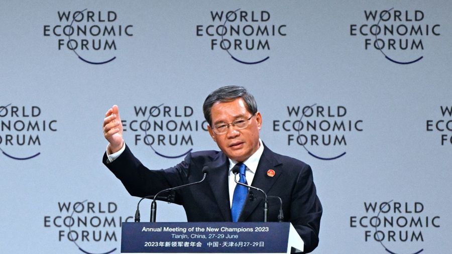Thủ tướng Trung Quốc Lý Cường phát biểu tại phiên khai mạc Hội nghị Diễn đàn Kinh tế Thế giới (WEF) ở Thiên Tân, sáng 27/6. Ảnh: AFP