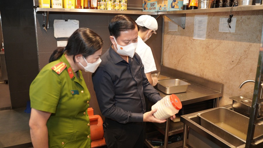 Đoàn kiểm tra liên ngành số 1 về ATVSTP của Hà Nội kiểm tra bếp ăn của nhà hàng Maison Sen (quận Thanh Xuân). Ảnh: Thanh Bình