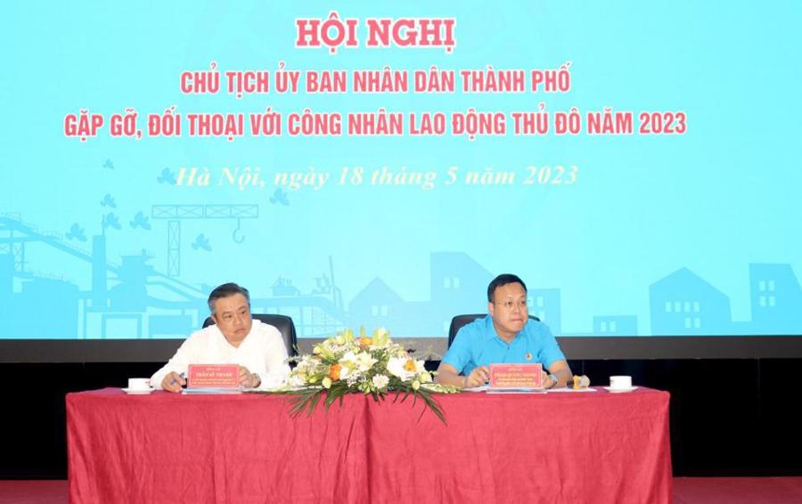 Chù tịch UBND TP Trần Sỹ Thanh và Chủ tịch LĐLĐ TP Phạm Quang Thanh lắng nghe các ý kiến của công nhân, lao động tại hội nghị đối thoại được tổ chức tháng 5/2023 (Ảnh: Thủy Tiên)