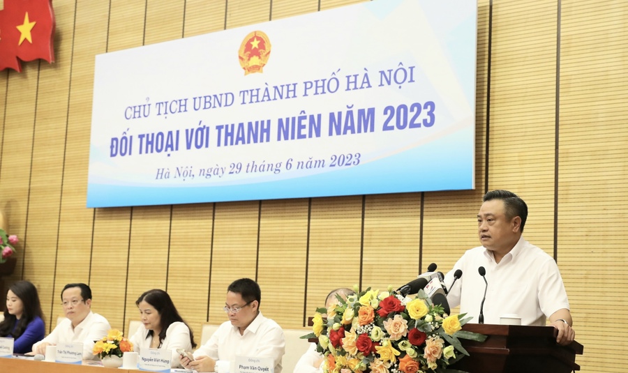 Chủ tịch UBND TP Hà Nội Trần Sỹ Thanh trao đổi với các thanh niên Thủ đô tại hội nghị đối thoại với thanh niên năm 2023. 