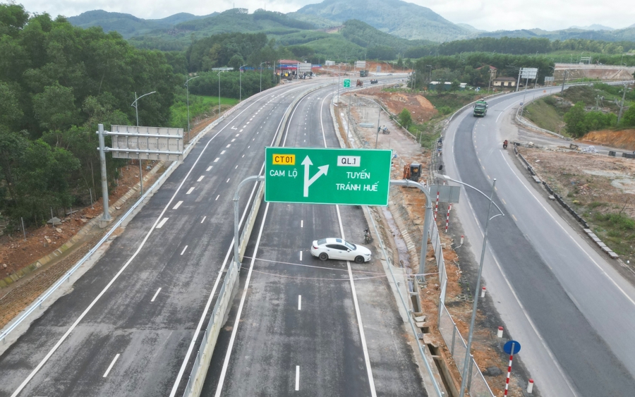 Bộ GTVT yêu cầu khẩn trương đánh giá phương án tổ chức giao thông khi khai thác tạm cao tốc Cam Lộ - La Sơn. Ảnh: Vũ Thạnh